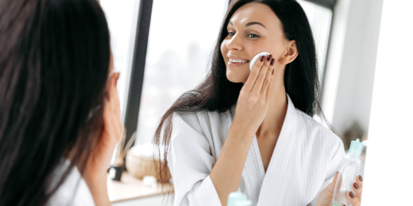 Как правильно очищать кожу лица утром и вечером